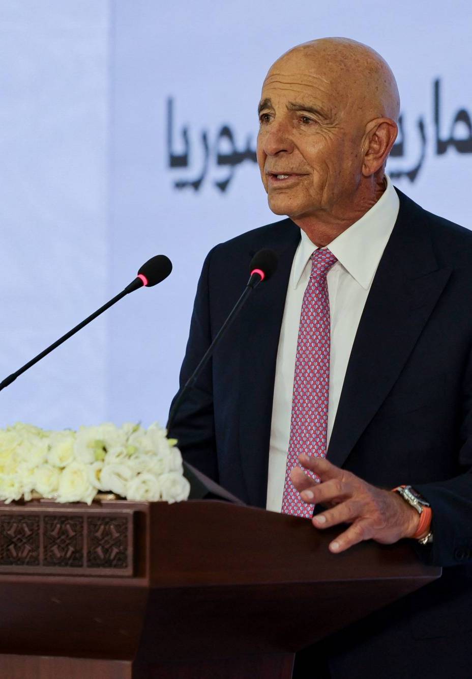 المبعوث الأميركي الخاص إلى سوريا السفير توم برّاك يتحدث في حفل توقيع مراسيم مشاريع استثمارية في دمشق الأربعاء (رويترز)