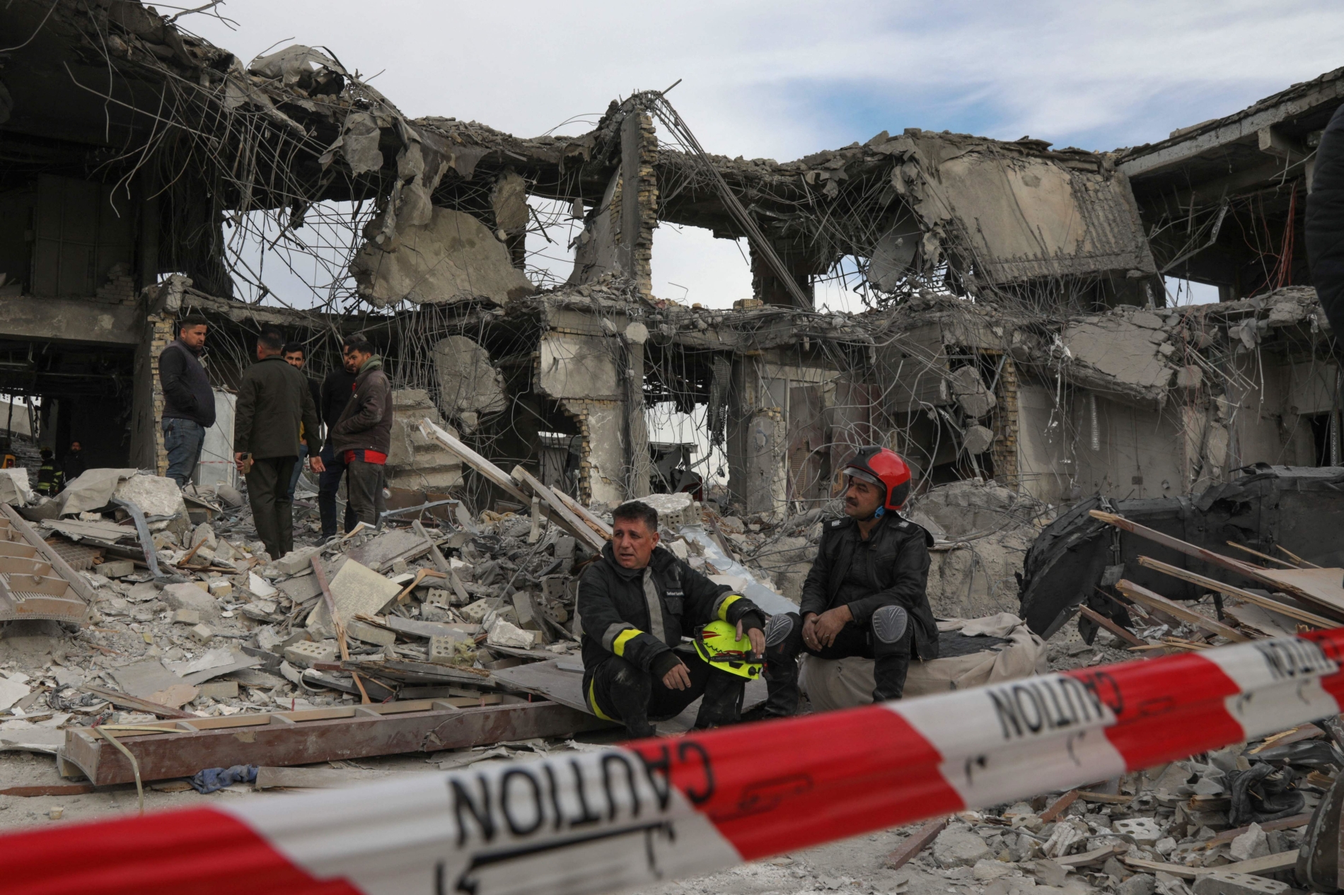 Foto: 17 Ocak’ta İran’ın Erbil’e yönelik bombardımanıyla yıkılan bir binanın enkazı üzerinde duran kurtarma ekipleri (AFP)