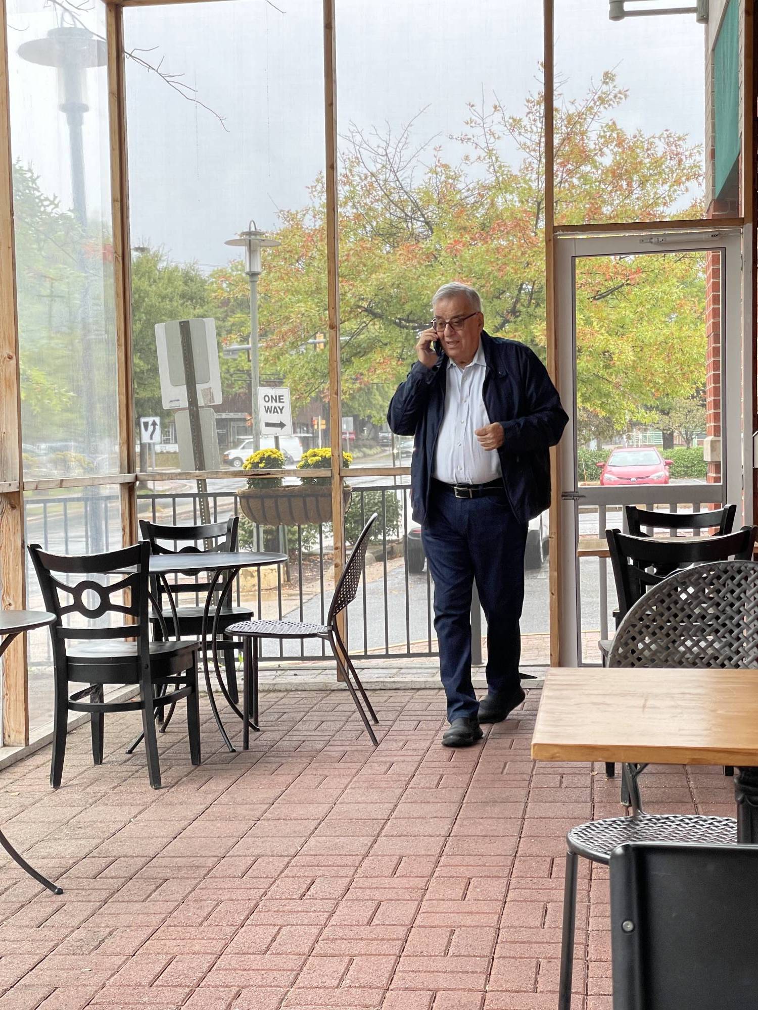 FOTO: Lübnan Dışişleri Bakanı Abdullah Buhabib Washington'da röportaj verdiği sırada açıklamaları sık sık gelen telefon görüşmeleriyle bölündü (Ali Barada)