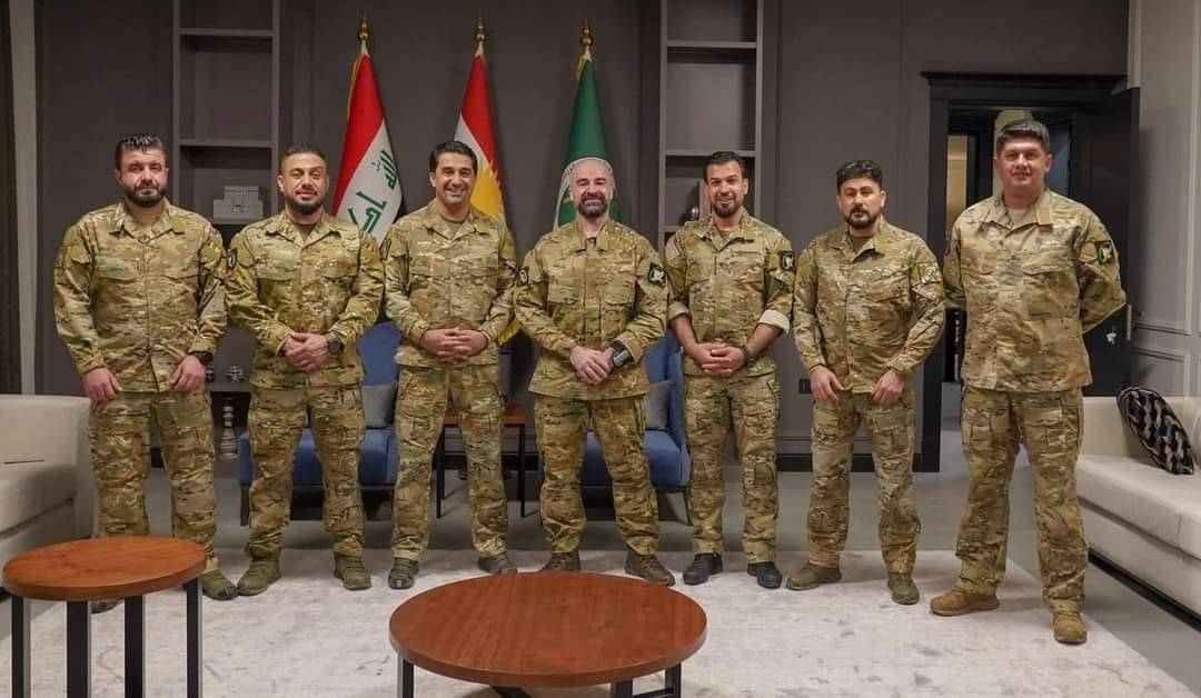 Fotoğraf Altı:  Bafel Talabani'nin (ortada) ofisi tarafından dağıtılan, terörle mücadele görevlilerini kabul ederken çekilmiş bir fotoğraf