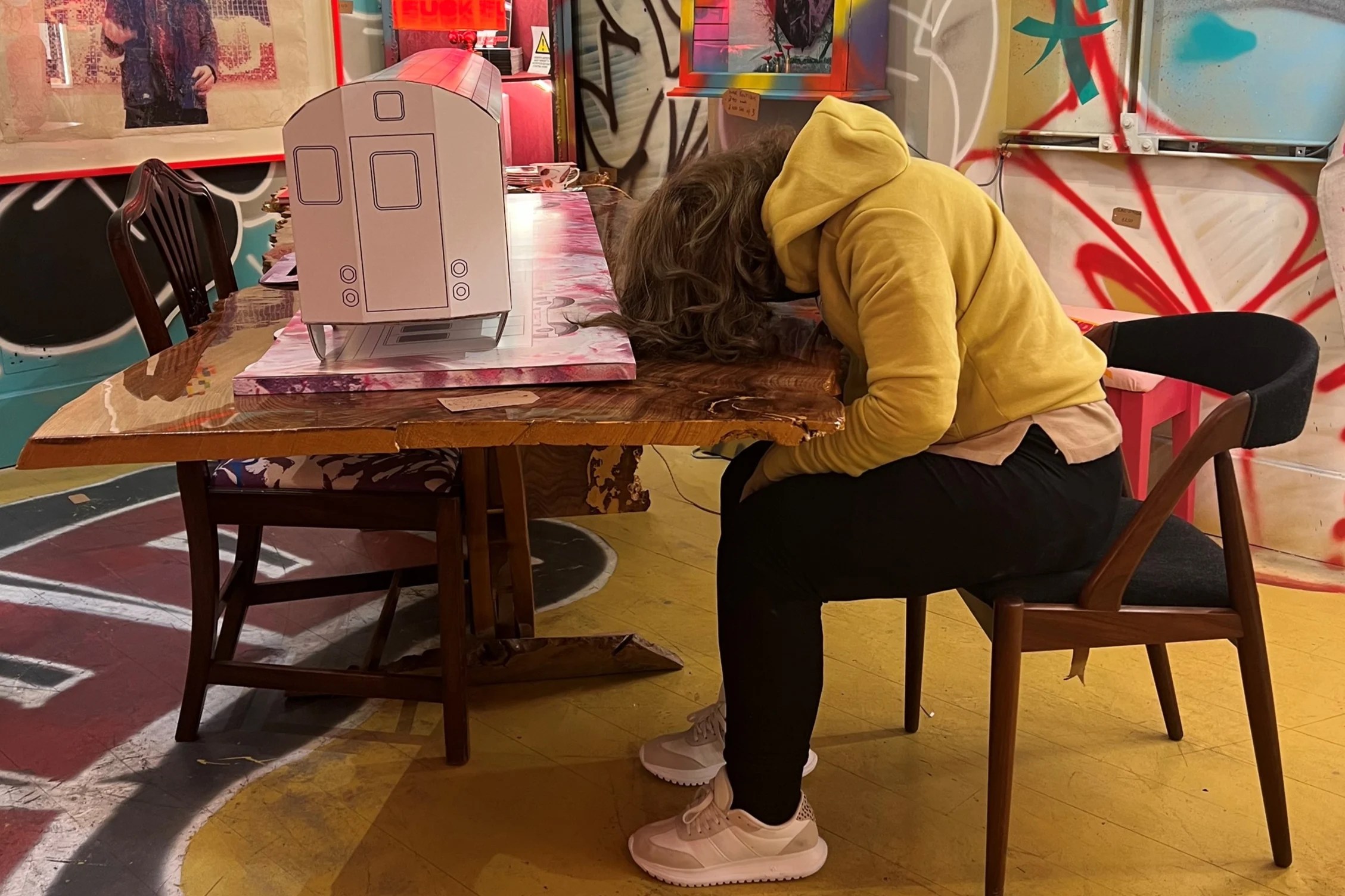 Police Break Into Soho Gallery To Find Distressed Woman Is Artwork - Best Minimal Patterns in Ultra HD