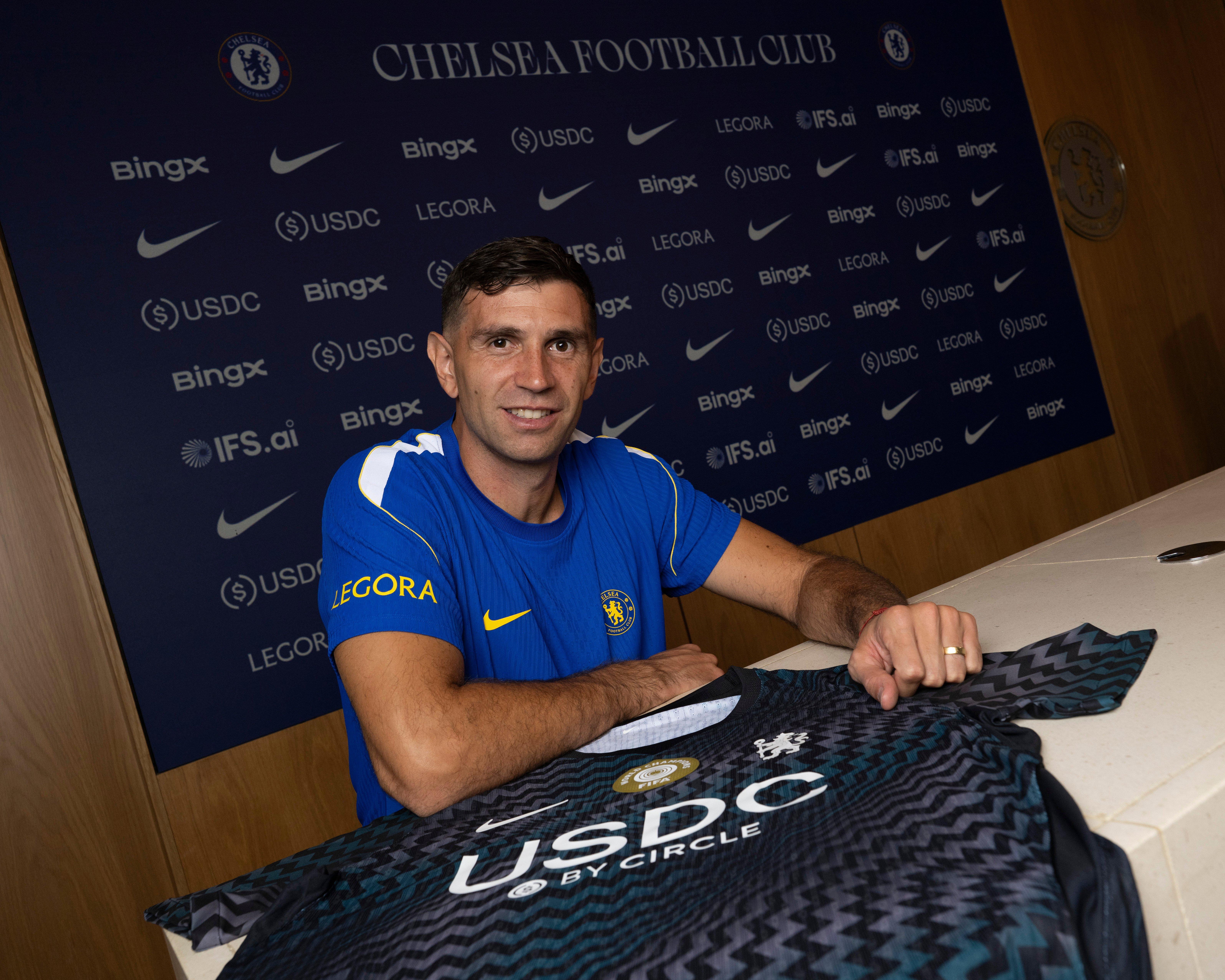 Emi Martinez's Chelsea Debut: Passionate Goalkeeper Joins Blues for Title Hunt (2026)