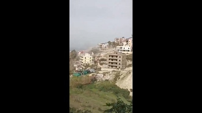 بالفيديو - غارة من مسيرة إسرائيلية تستهدف جرافة في بلدة قناريت قضاء صيدا جنوب لبنان