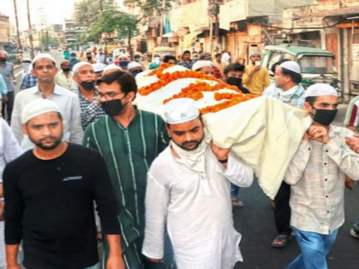 Fake Alert No Muslims Did Not Conduct Last Rites Of A Hindu Doctor Who Died Due To Covid 19 Times Of India