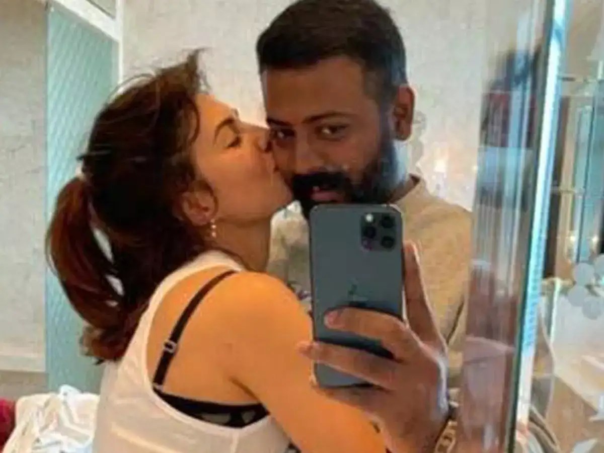 Jacqueline was tv reporter in sri lanka, got a chance in bollywood. Jacqueline Fernandez Plants A Kiss On Sukesh Chandrasekhar S Cheek In Latest Mirror Selfie Hindi Movie News Times Of India