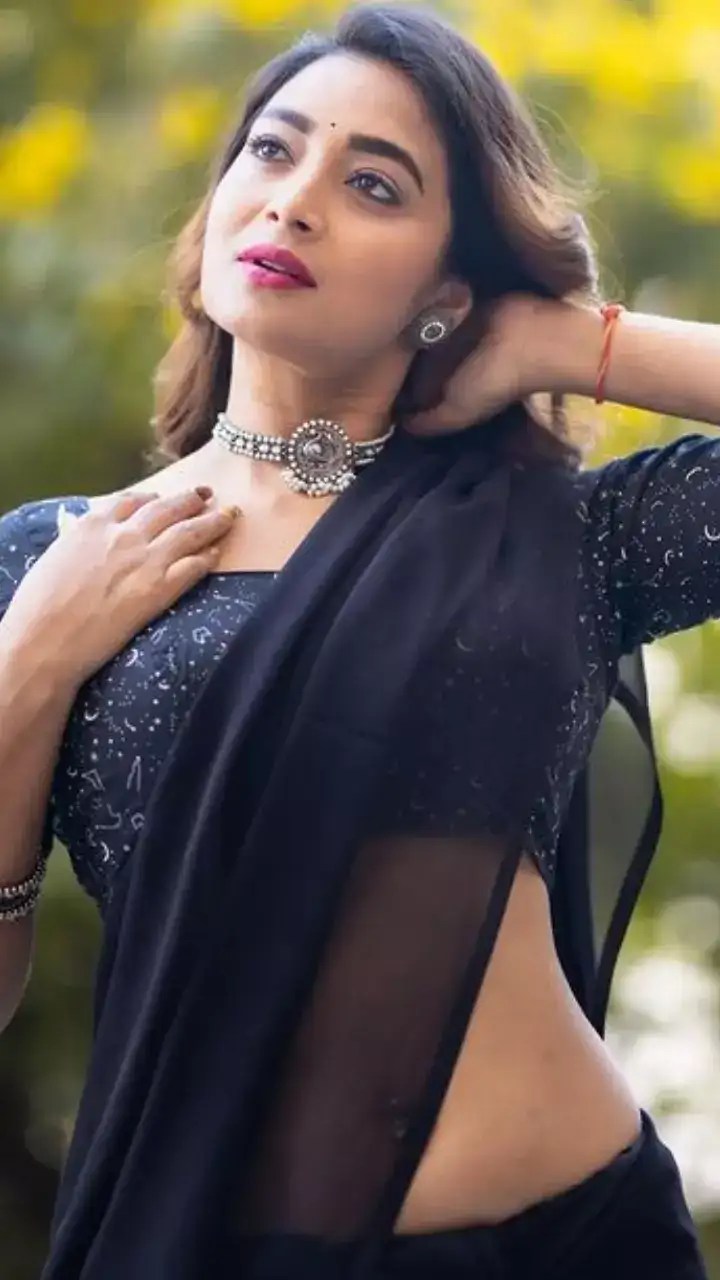 Pics: Bigg Boss Telugu 2 fame Bhanu Sri shines like a diamond in black  saree | Times of India