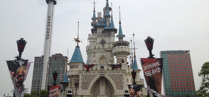 It consists of the world's largest indoor theme park,. Enjoy An Outing To Seoul S Lotte World Trip101
