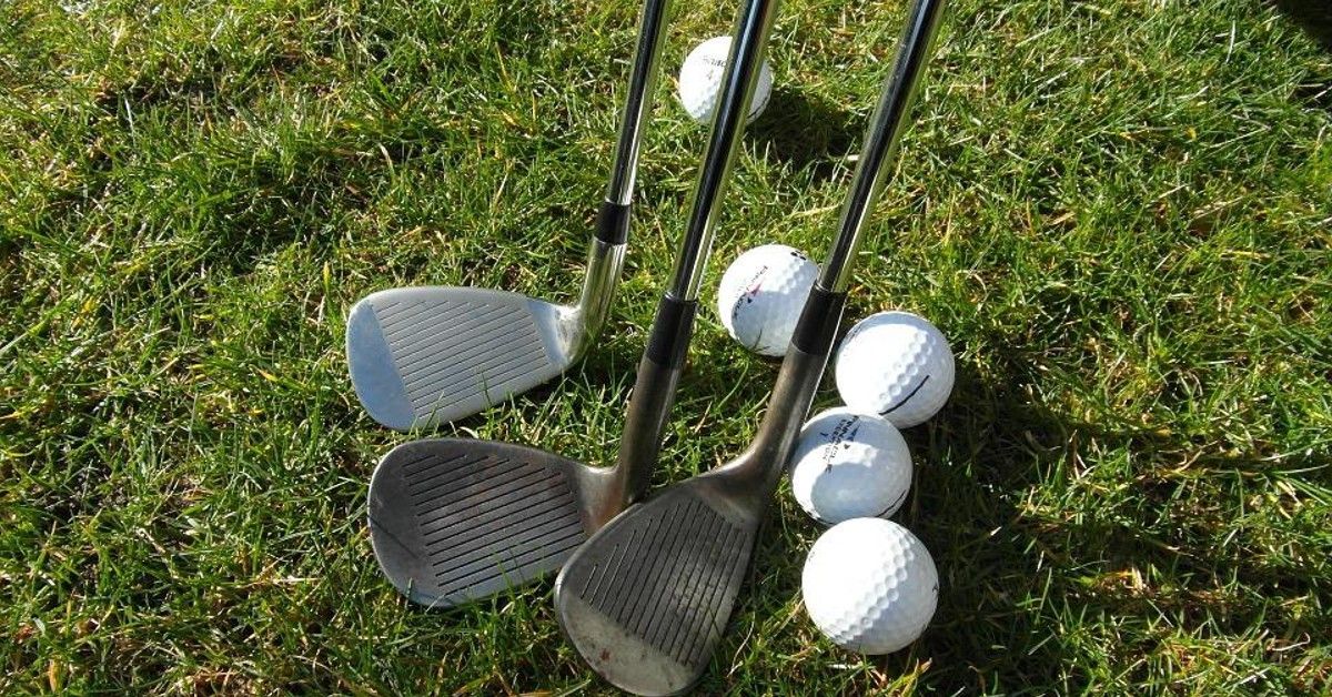 海倫正檢閱投資型保單文件，調整資產配置以強化避險。