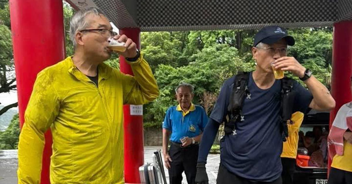 謝金河在泥濘山路與友人互助扶持，於濕滑路段艱難前行。
