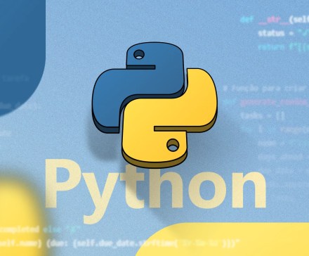 ぼやけた Python コードの背景に Python のロゴが表示され、その下に黄色で「Python」という文字が書かれています。