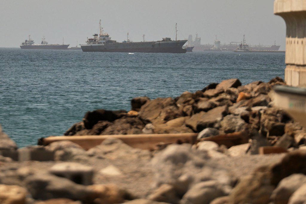 Oil Tankers Navigate the Strait of Hormuz Despite Threats from Iran’s Revolutionary Guard Oil Tankers Navigate the Strait of Hormuz Despite Threats from Iran’s Revolutionary Guard