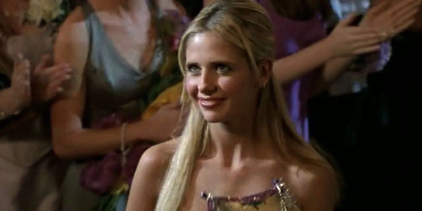Una imagen de Buffy que recibe el Premio al Protector de Clase. Ella lleva su atuendo de graduación, aunque el vestido no está en la toma por completo. También se la ve llevando el pelo hacia abajo y sonriendo