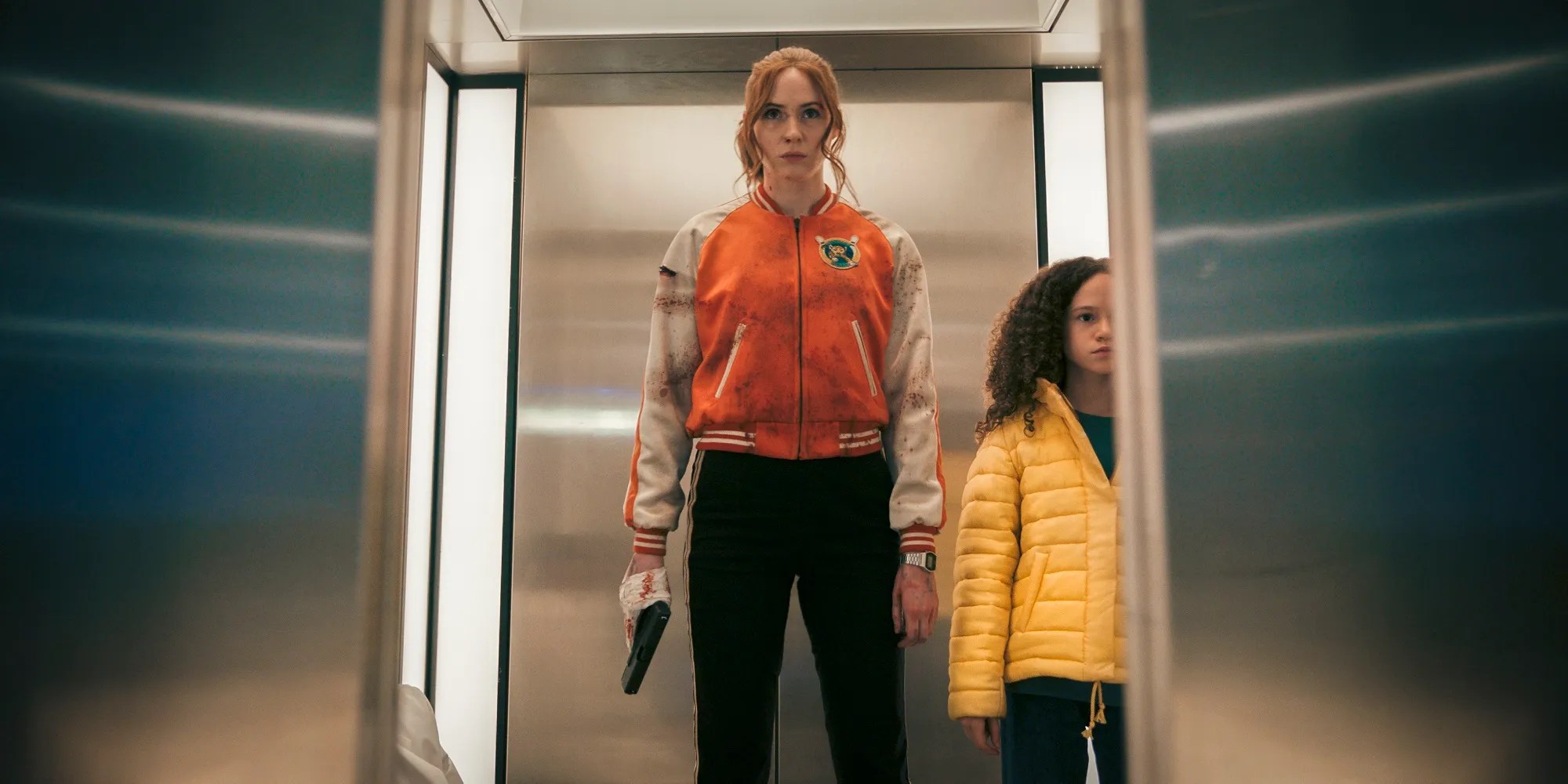 Sam y Emily en un ascensor en Gunpowder Milkshake