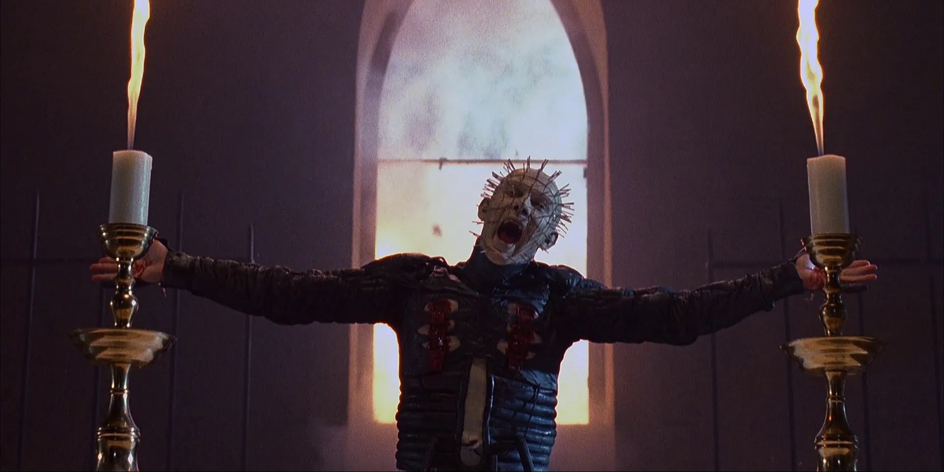 Doug Bradley como Pinhead atacando una iglesia en Hellraiser III: Infierno en la Tierra