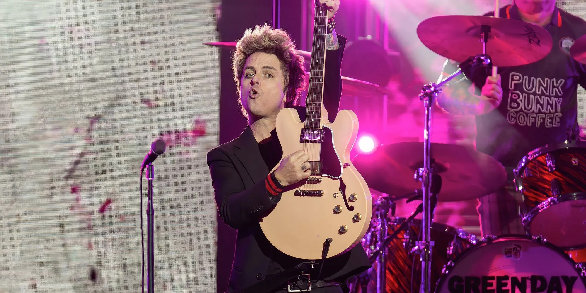 Billie Joe Armstrong de Green Days toca su guitarra en vivo durante una presentación.