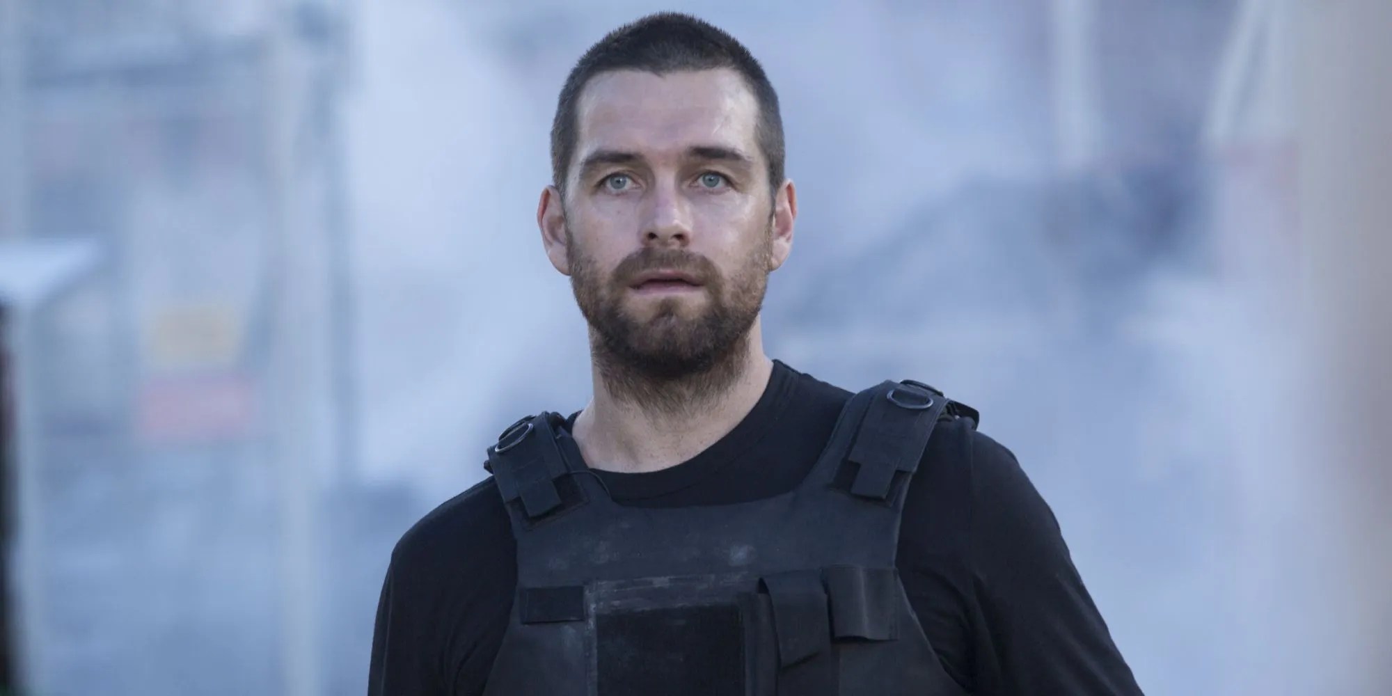 Lucas Hood (Antony Starr) parece sorprendido en Banshee.