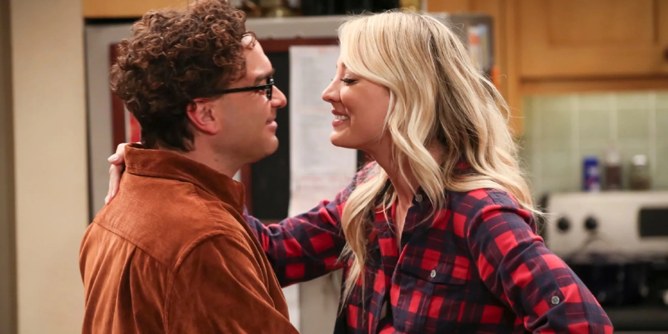 Leonard (Johnny Galecki) y Penny (Kaley Cuoco) sonriendo el uno al otro en La teoría del Big Bang.