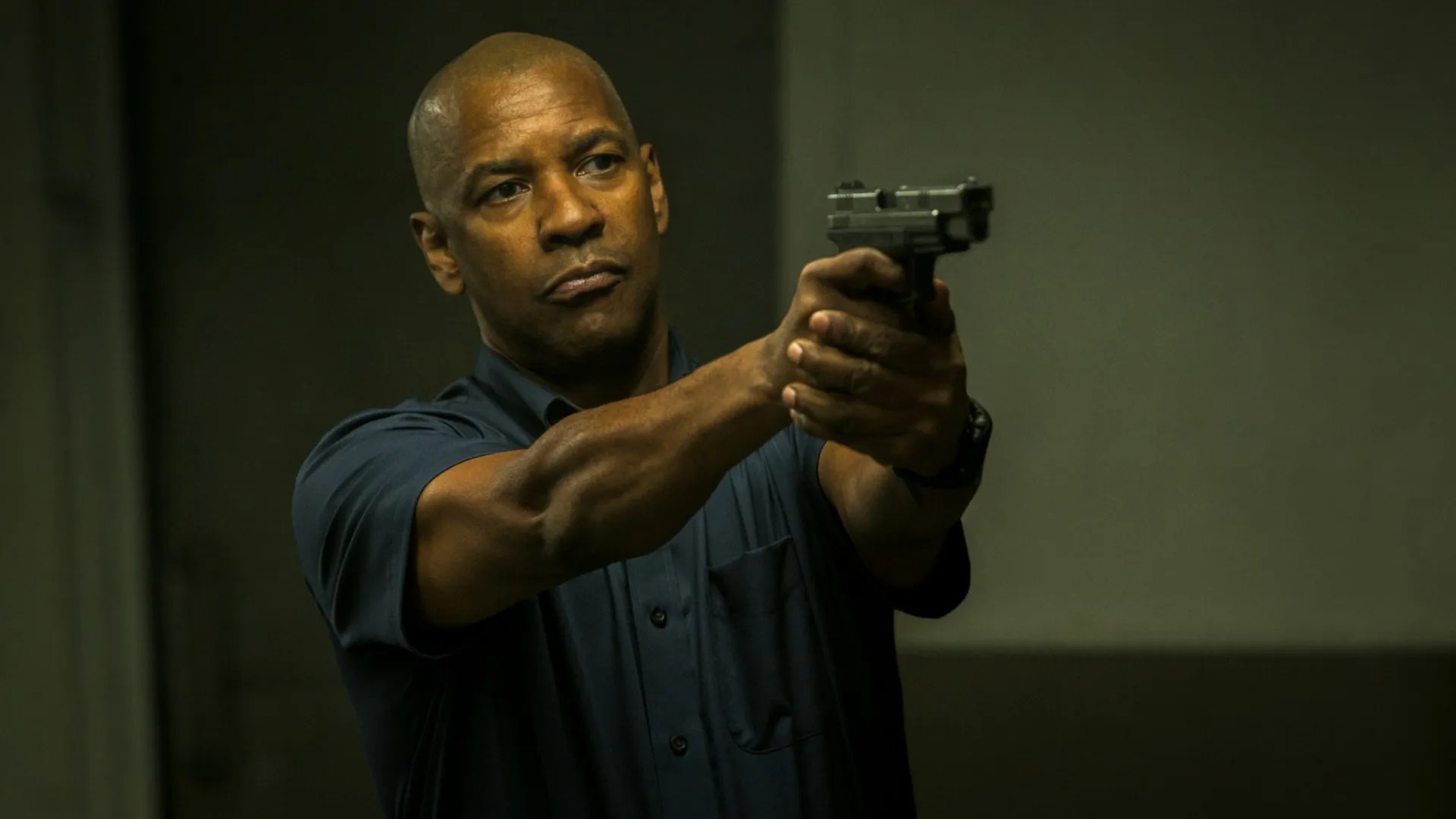 Robert McCall apunta con una pistola en The Equalizer