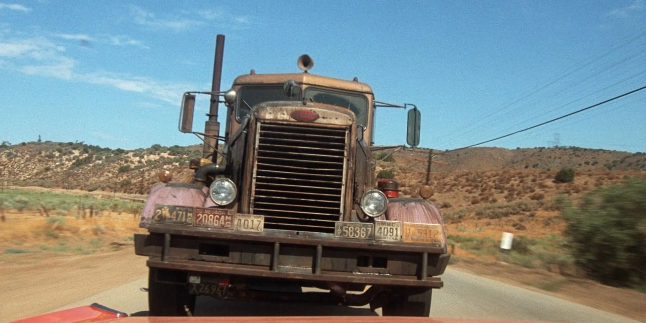 1971年の決闘で砂漠を運転しているトラック