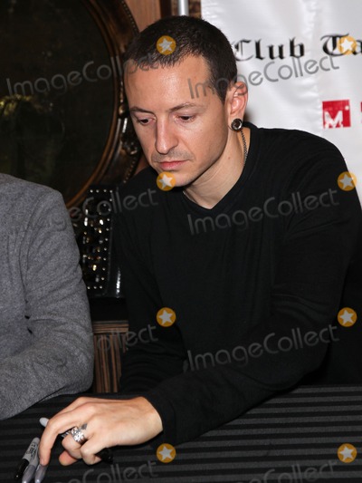 Photos And Pictures 19 February 2011 Las Vegas Nevada Chester Bennington Linkin Park Autograph Signing At Club Tattoo Inside Miracle Mile Shops At Planet Hollywood Resort And Casino Photo Mjt Admedia