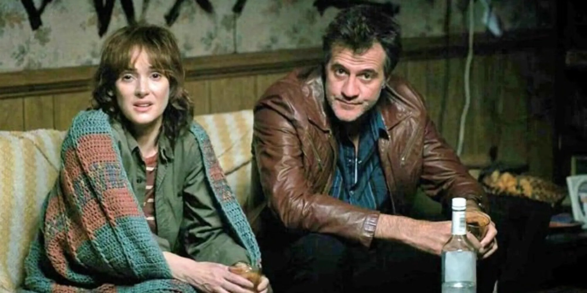Joyce y Lonnie sentados en un sofá en Stranger Things