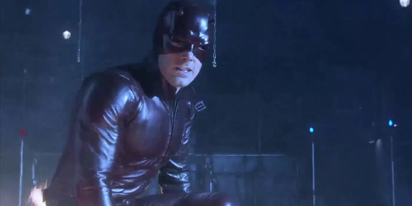 Ben Affleck como Daredevil posando en un bar en Daredevil (2003)