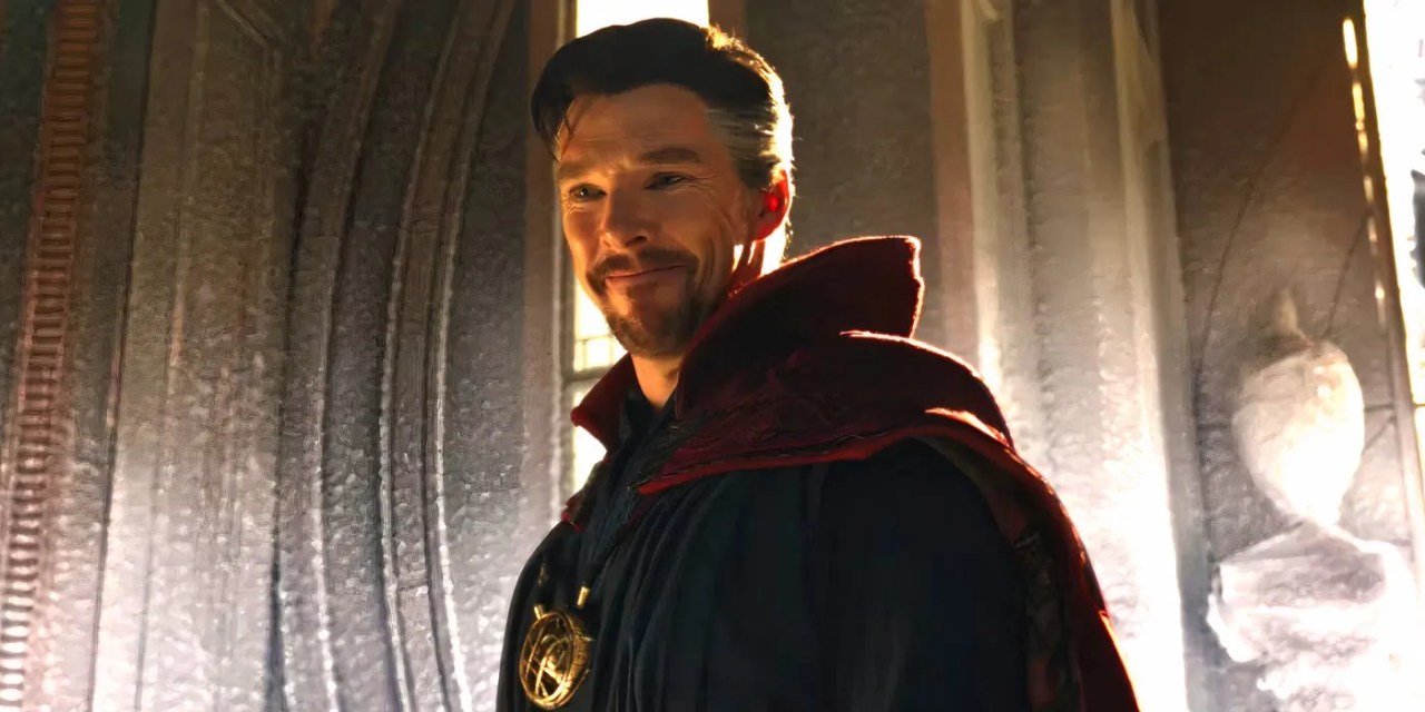 スパイダーマンのドクター・ストレンジとしてのベネディクト・カンバーバッチ：氷のような廊下で笑顔で家に帰る