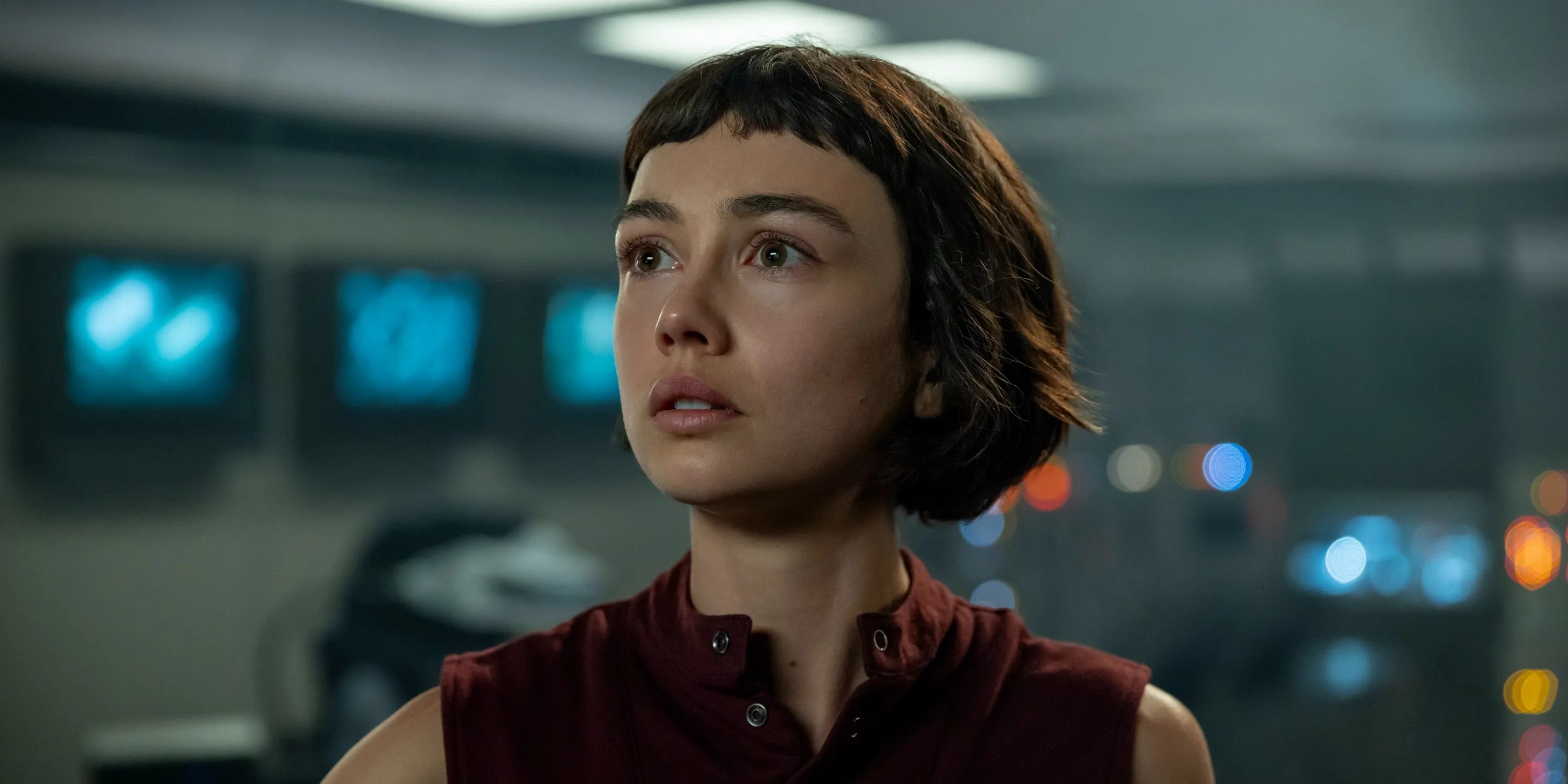 Sydney Chandler como Wendy de pie en una sala de control mirando a un lado con preocupación en Alien: Earth
