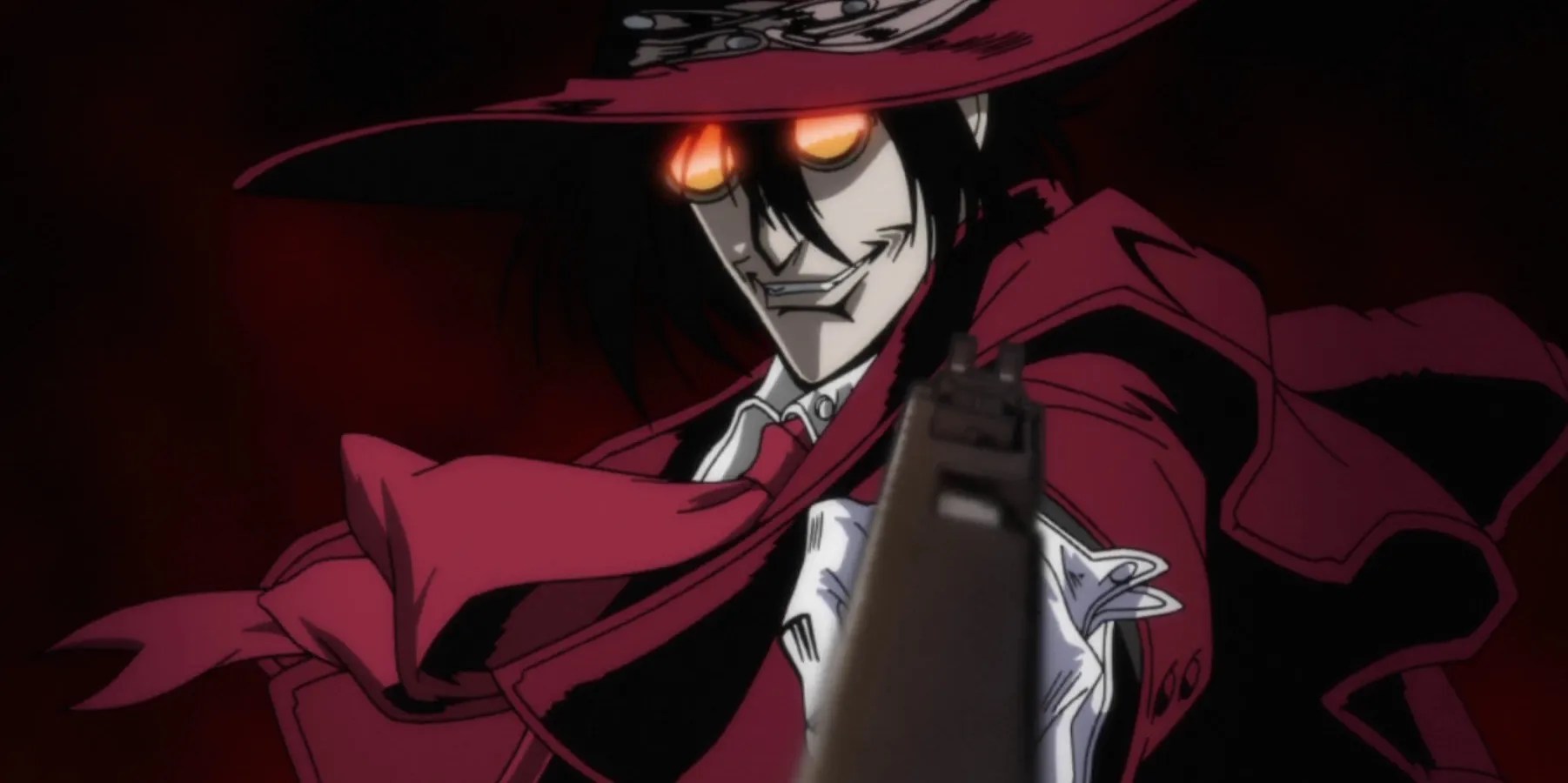 Alucard en una captura de pantalla de Hellsing, empuñando un arma y sonriendo mientras apunta hacia abajo.