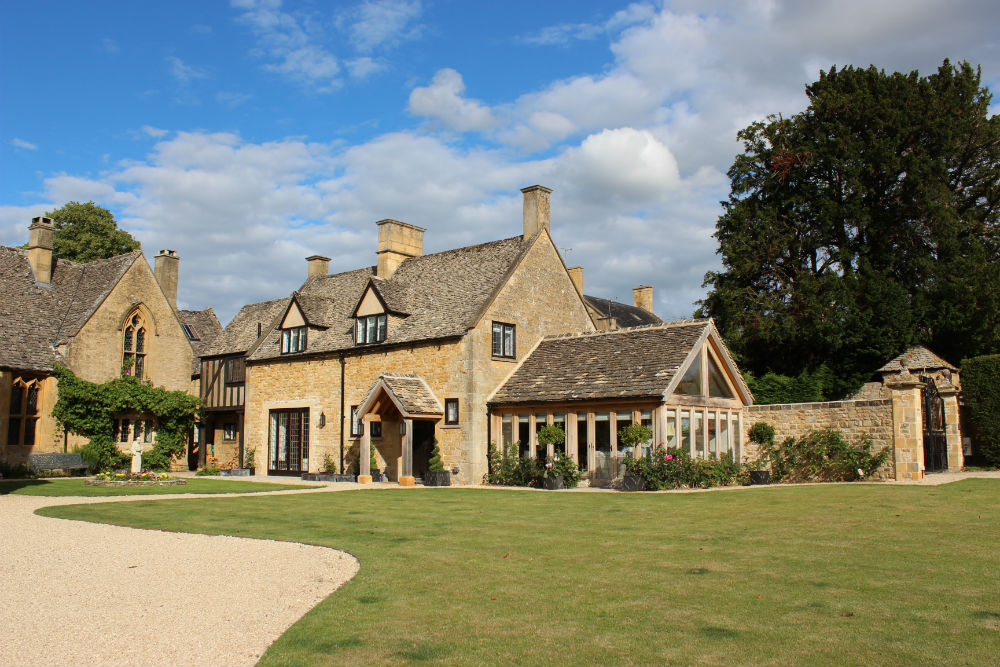 (2004), dove interpreta il seduttore da strapazzo daniel cleaver, . Cotswold: viaggio nella campagna inglese piÃ¹ romantica