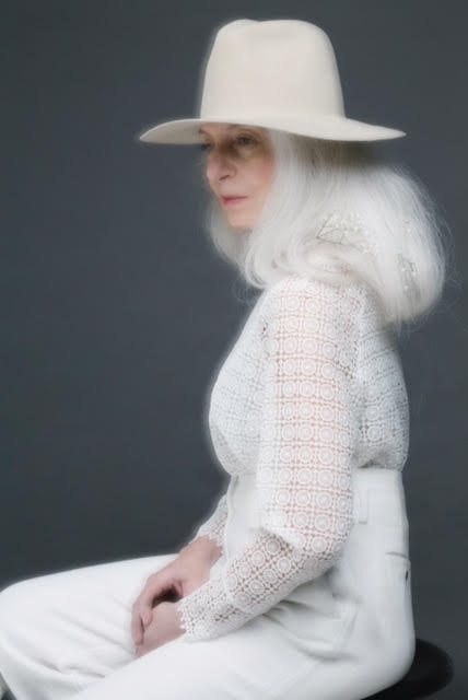 It occurs when oil secreted by sebaceous glands clogs the hair follicle. La modella Alex Bruni: Â«Dopo i 50 anni la svolta: ho