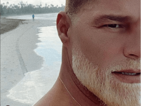 10+ colori moda che sicuramente indosseremo nell'autunno inverno 2021 2022 · argento · blu digitale · cammello · giallo limone · lilla · marrone . Ricky Martin, nuovo look con la barba decolorata | iO Donna