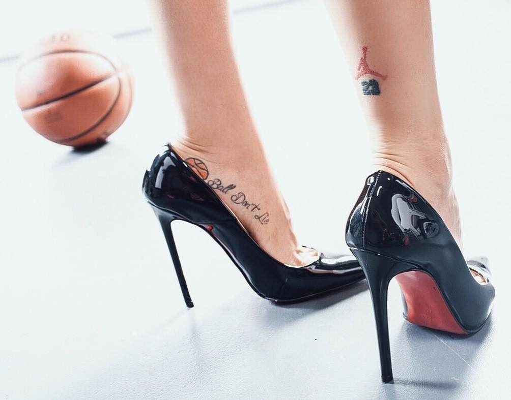 Gratuito immagini Valentina Vignali I Significati Dei Tatuaggi Dal Pallone Da aggiornato saluti