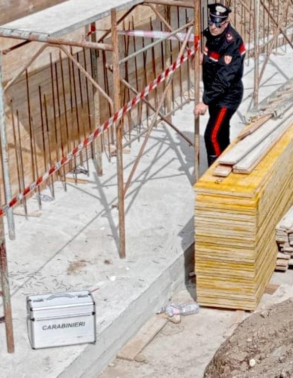 I militari dell'Arma sul luogo dell'incidente a Monteforte Irpino per i rilievi del caso