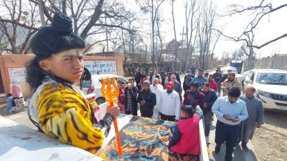 Jammu Kashmir : गांदरबल में कश्मीरी पंडितों ने 35 साल बाद निकाली झांकी, स्थानीय मुस्लिम भी शामिल; बने मददगार Jammu Kashmir: Kashmiri Pandits took out a tableau in Ganderbal after 35 years