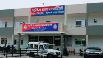 Ujjain : महाकाल के दर्शन करने आए दंपति को अज्ञात वाहन ने कुचला, दुर्घटना में पत्नी की मौत, पति घायल Ujjain: Couple who had come to visit Mahakal was crushed by an unknown vehicle, wife died in the accident
