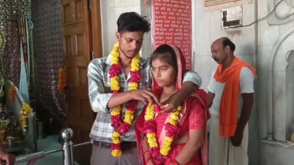Jalaun: परिवार के दबाव से परेशान युवती ने प्रेमी से मंदिर में रचाई शादी Jalaun: Troubled by family pressure, young woman married her lover in a temple