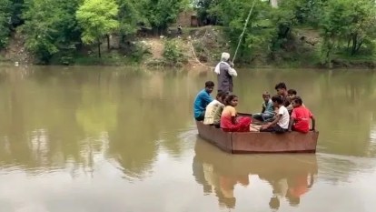 Damoh News: स्कूल जाने के लिए टूटी नाव में नदी पार कर रहे बच्चे, पुल बना लेकिन रास्ता नहीं, पथरिया का मामला Damoh Children crossing river in broken boat to go to school bridge built but no path case of Patharia