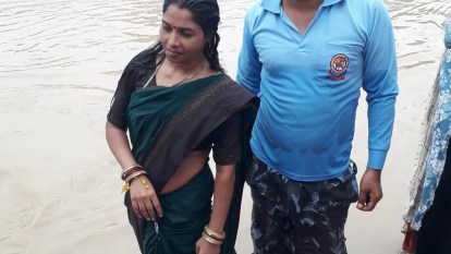 Ujjain News: रामघाट पर नदी में डूब रही महिला को एसडीईआरएफ के जवान ने बचाया, अचानक गहरे पानी में चली गई थी Home Guard/SDERF team saved the drowning girl at Ramghat alive.