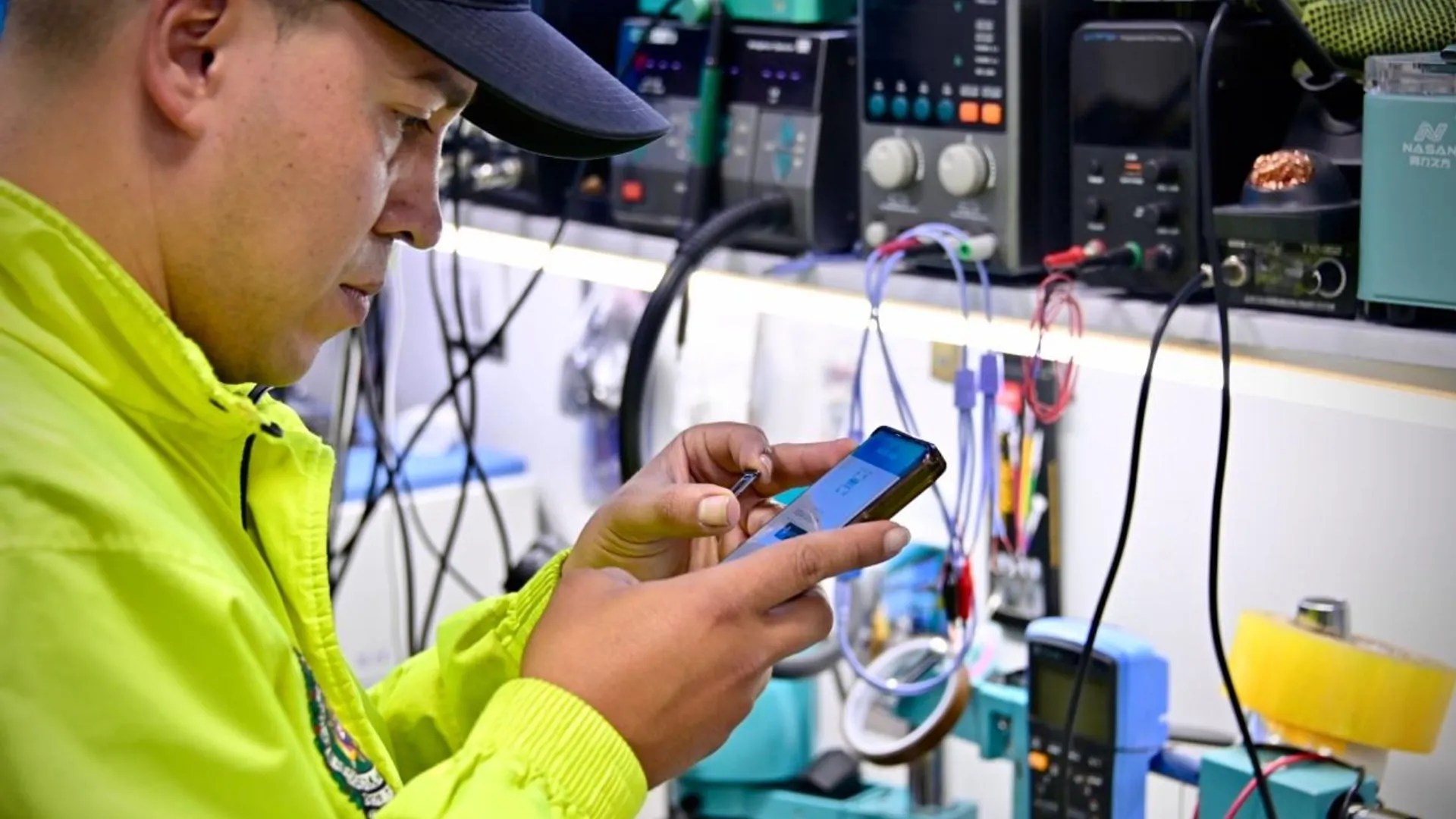 They're out of business! Dozens of stolen and manipulated cell phones are seized in stores on Caracas Avenue
