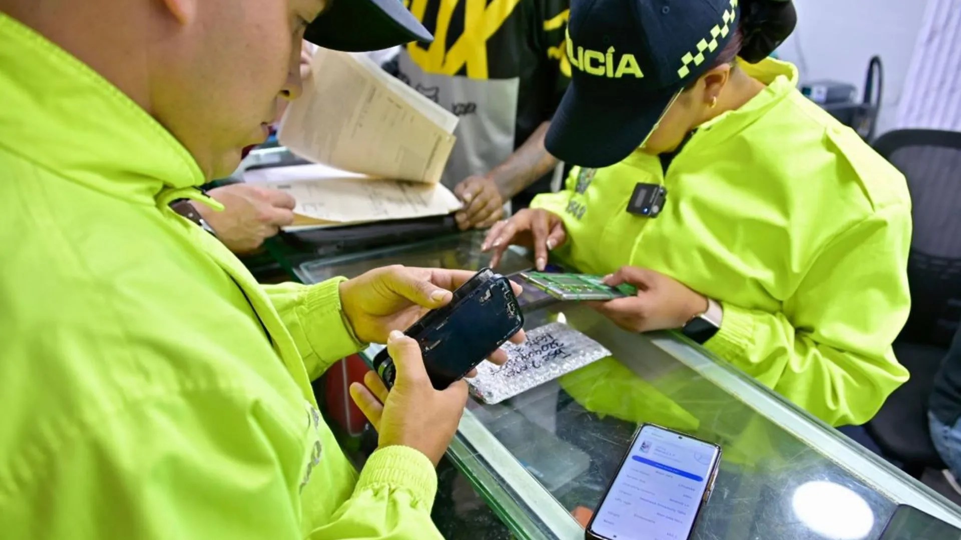 ¡Están fuera del negocio! Incautan decenas de celulares robados y manipulados en comercios de la avenida Caracas