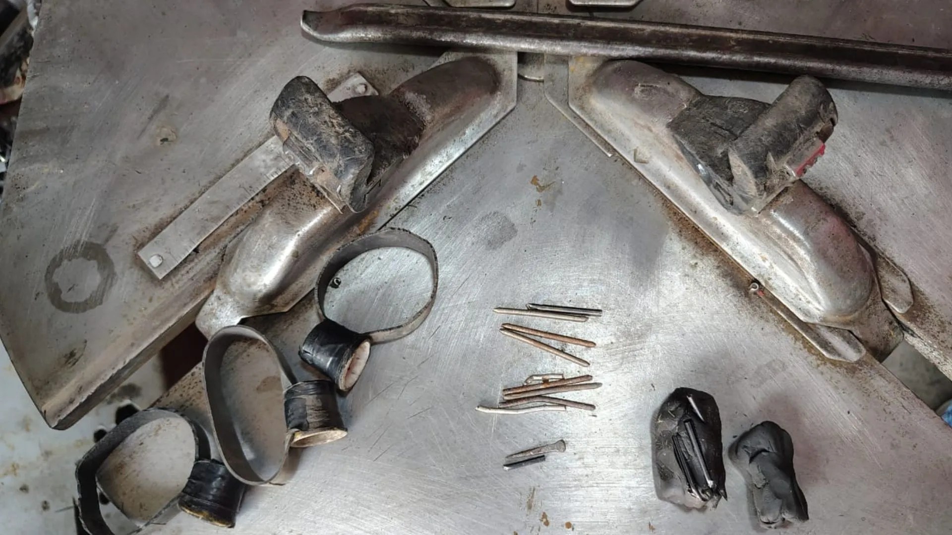 ¡Tenían silbatos, chinchetas e incluso plastilina! Sellan contenedor que funcionó como falso elevador de llantas en Fontibón