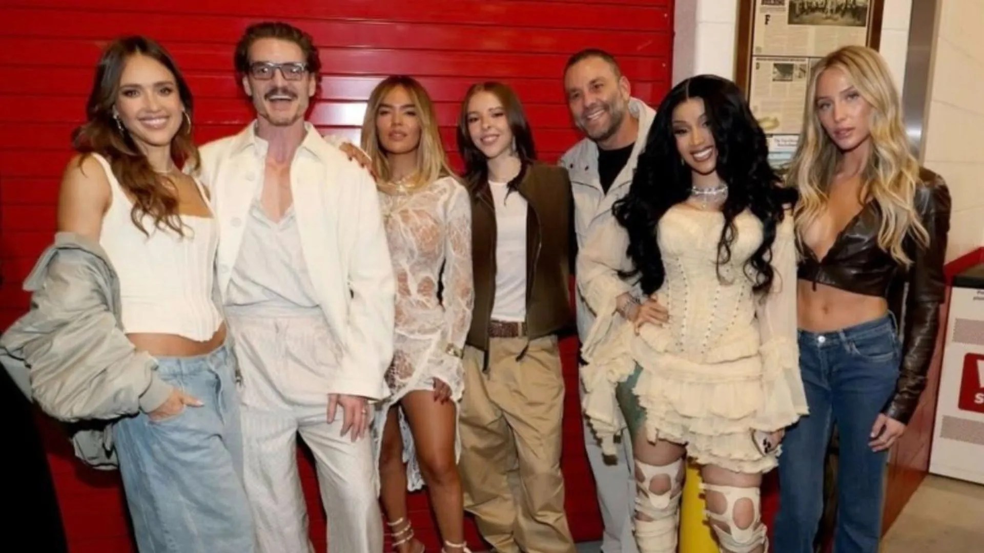 ¡El Super Bowl se llenó de sabor latino! Así se vivió el parrandón en la icónica casita de Bad Bunny