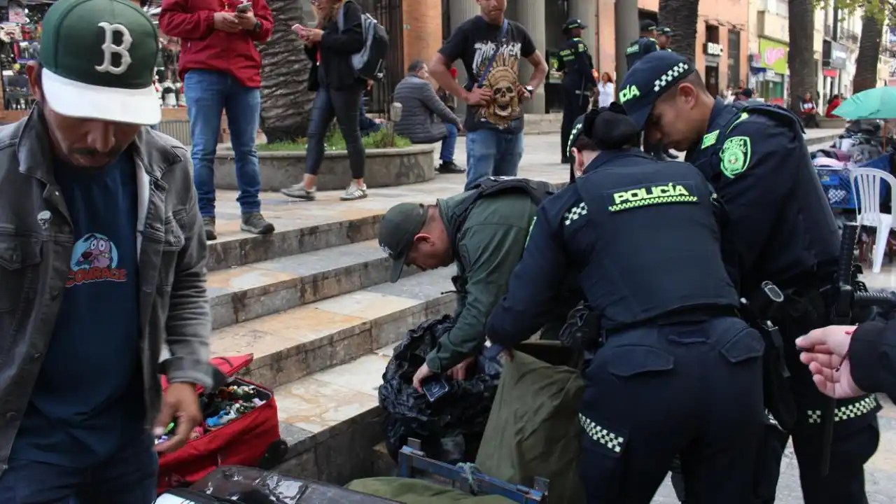 Desarticulan venta ilegal de instrumental quirúrgico usado y ropa militar en las calles de Bogotá