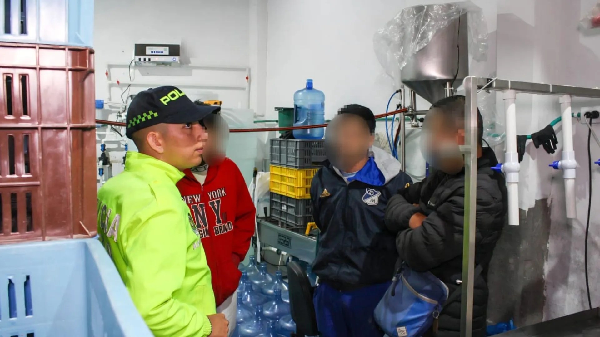 ¡Solo pagaron $5,000 por el agua! Cae embotelladora ilegal que falsificaba marcas reconocidas en Bogotá 4 ¡Solo pagaron $5,000 por el agua! Cae planta embotelladora ilegal que falsificaba marcas reconocidas en Bogotá