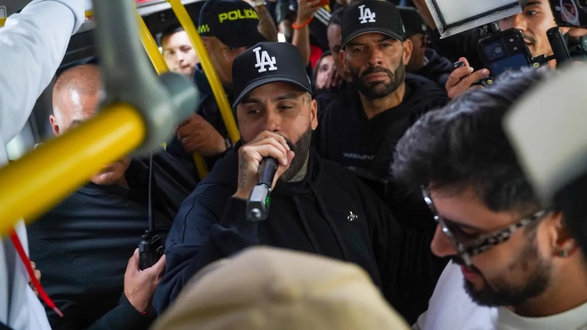 ¡Nicky Jam en TransMilenio! El cantante sorprendió a los pasajeros, se tomó fotos y hasta les cantó ¡Nicky Jam en TransMilenio! El cantante sorprendió a los pasajeros, se tomó fotos y hasta les cantó