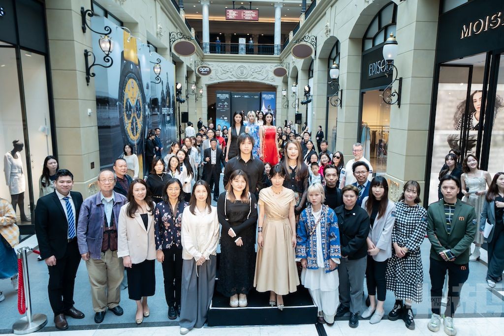 模特兒在伸展台上走秀，展示結合東方元素的原創時裝。