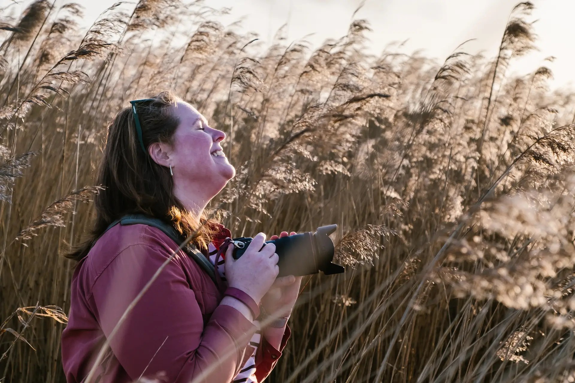 Stephanie, fotograaf in Hilversum, geniet tijdens golden hour met haar camera in de natuur.