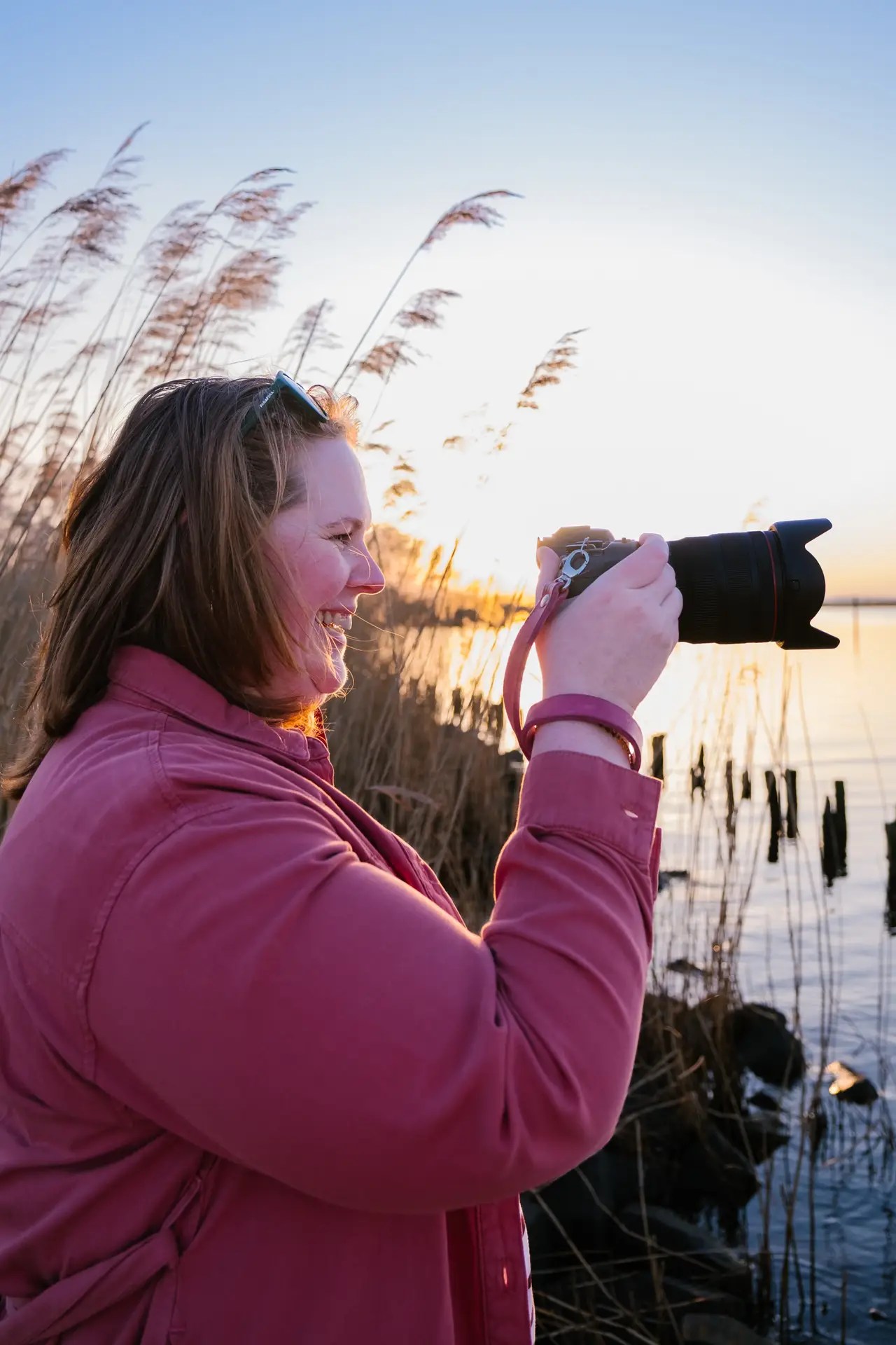 Stephanie van Stephoto fotografeert tijdens golden hour in de natuur.