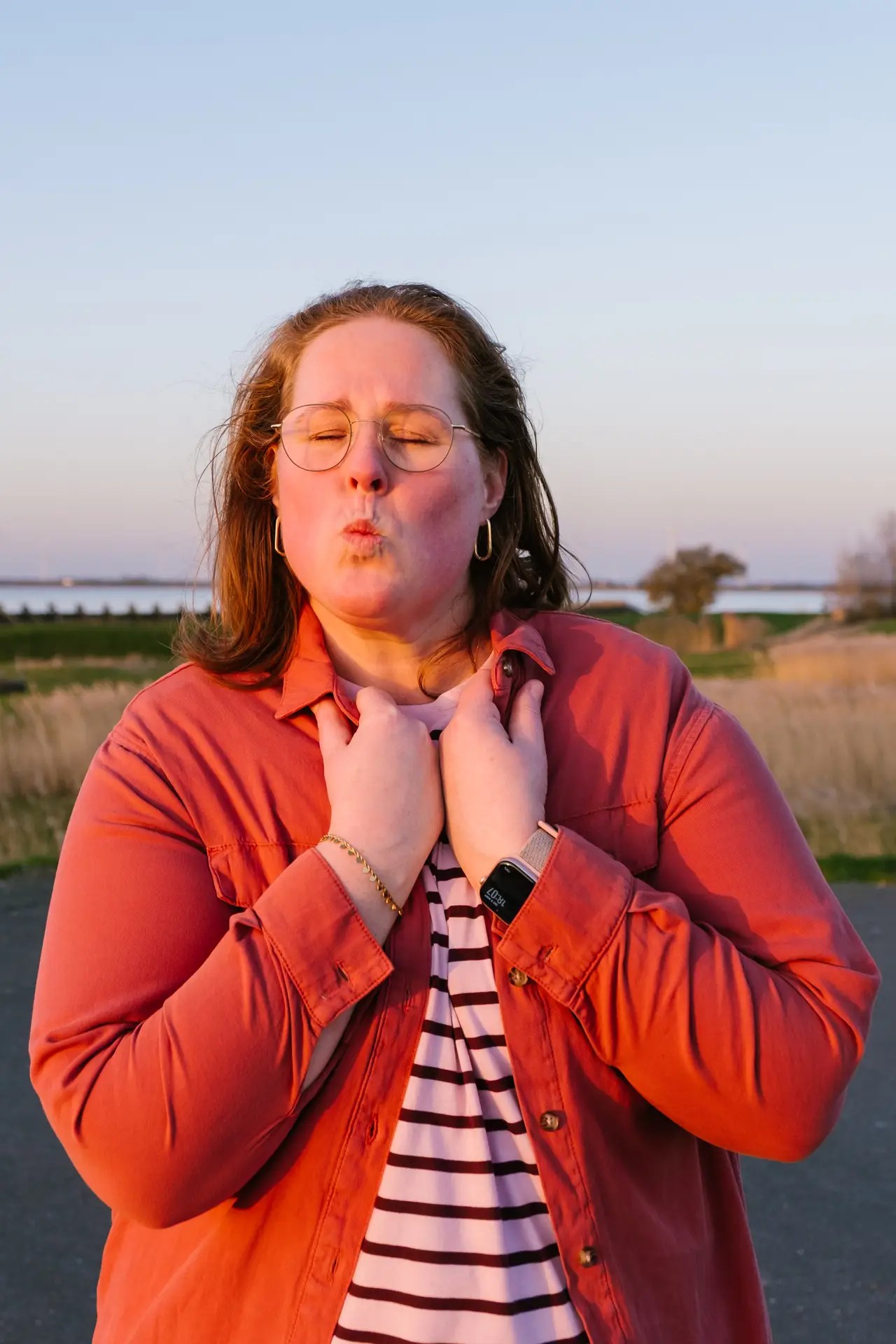 Stephanie van Stephoto blaast een kus als persoonlijke afsluiting van de boudoirpagina.